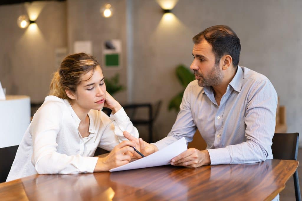 Couple préparant l'annonce de leur divorce aux enfants.