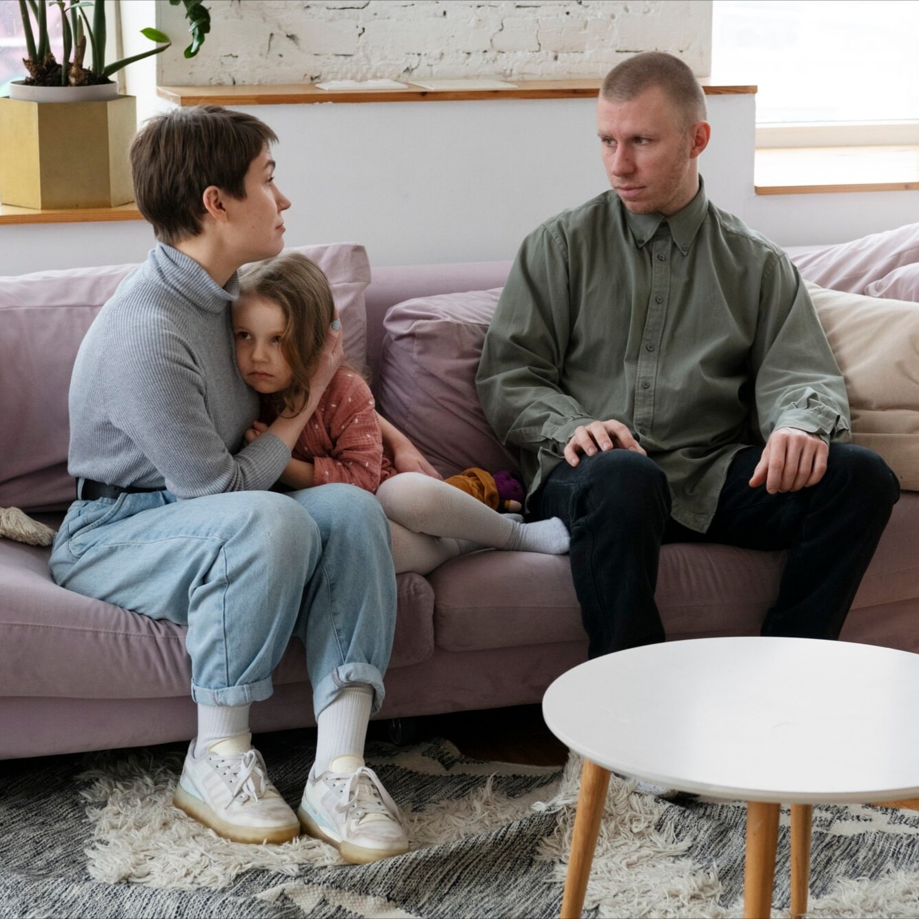 Parents consolant leur fille après l'annonce de leur séparation.