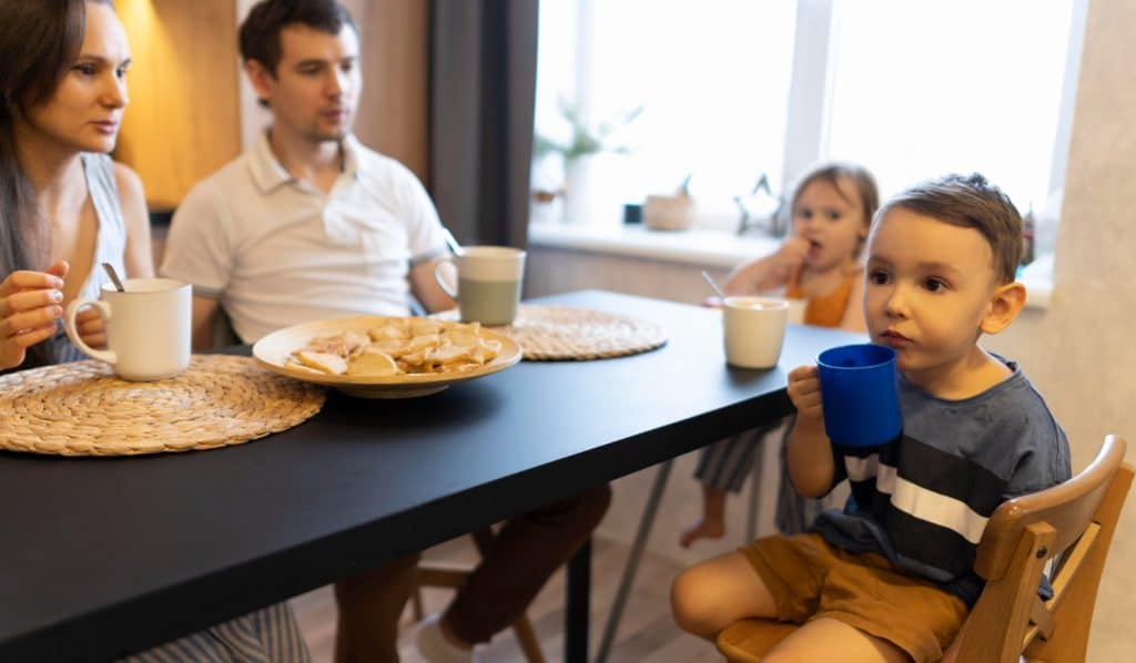 Des parents annoncent leur séparation à l'occasion d'un goûter en famille.