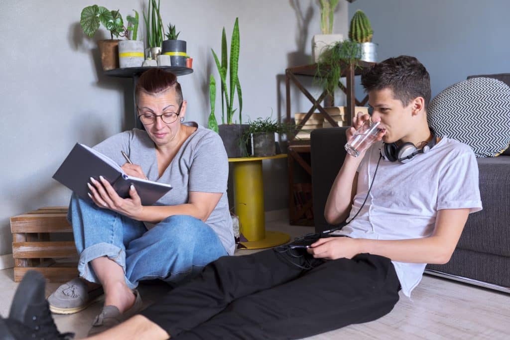 Jeune parlant avec un adulte de ces problèmes liés au divorce de ses parents.