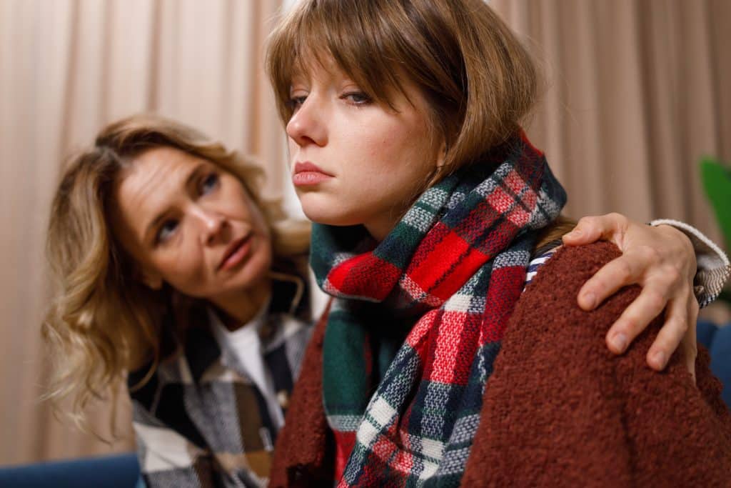 Mère qui console sa fille après lui avoir parlé du divorce.