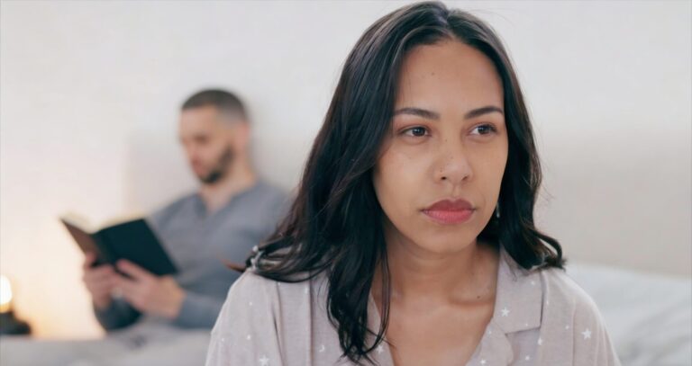 Femme réfléchissant au fait de rester ou non avec son conjoint